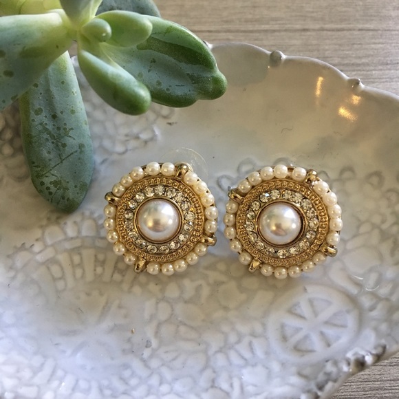 Jewelry - 💕Vintage style pearl earrings💕